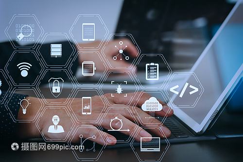 軟件開發者的編碼工作與強化的現實儀表板計算機圖標有關這些包括機敏的系統開發代碼叉和網絡安全反應的版本商人手與筆記本電腦一起工作